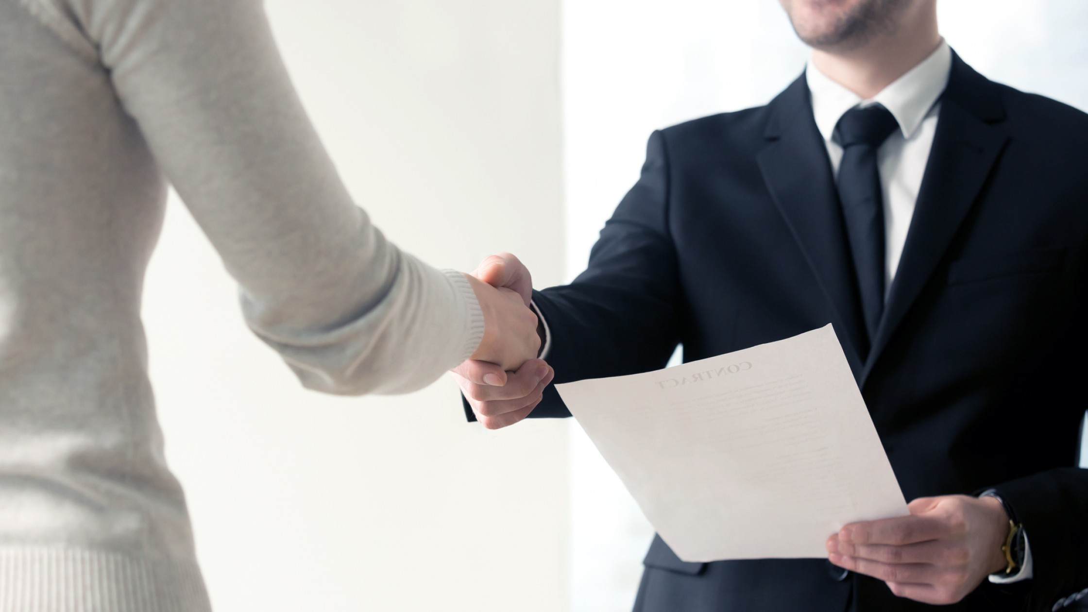 Zwei Personen schütteln sich die Hände