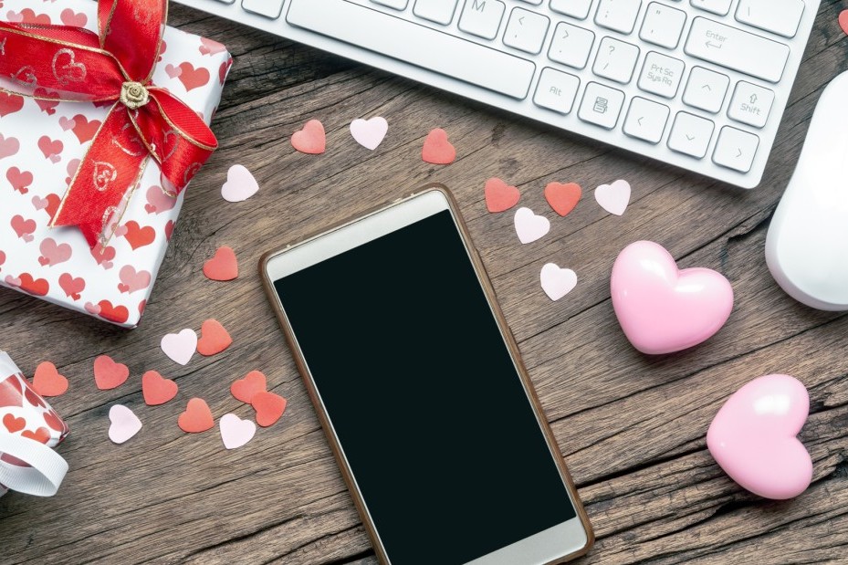 Laptop und Handy mit Herzdeko