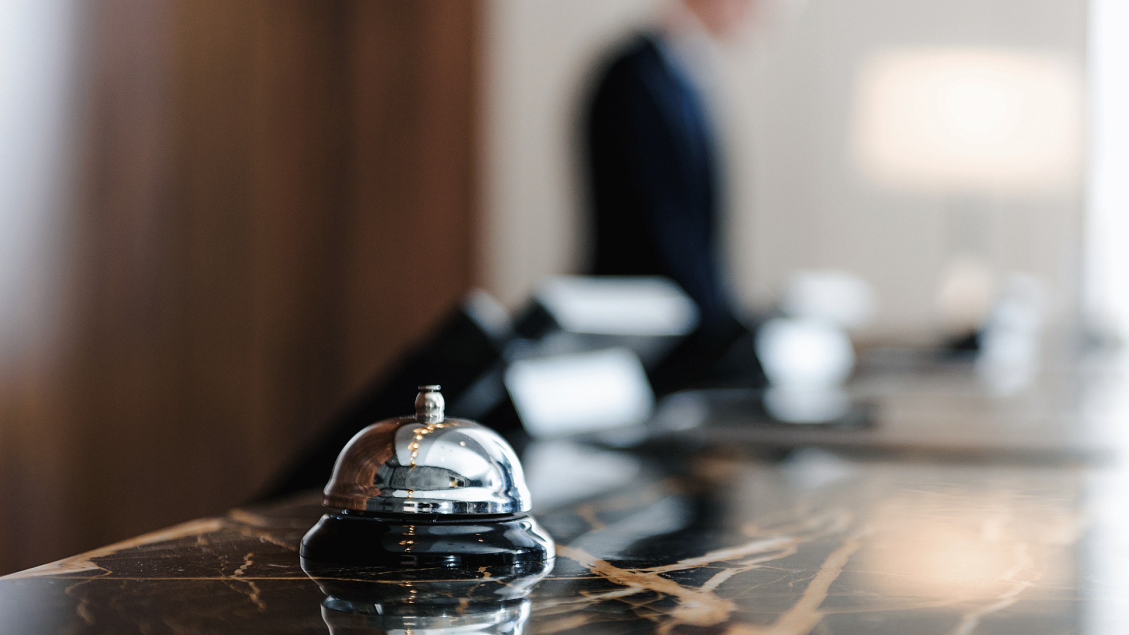 Ein Rezeptionsdesk mit einer Klingel im Vordergrund