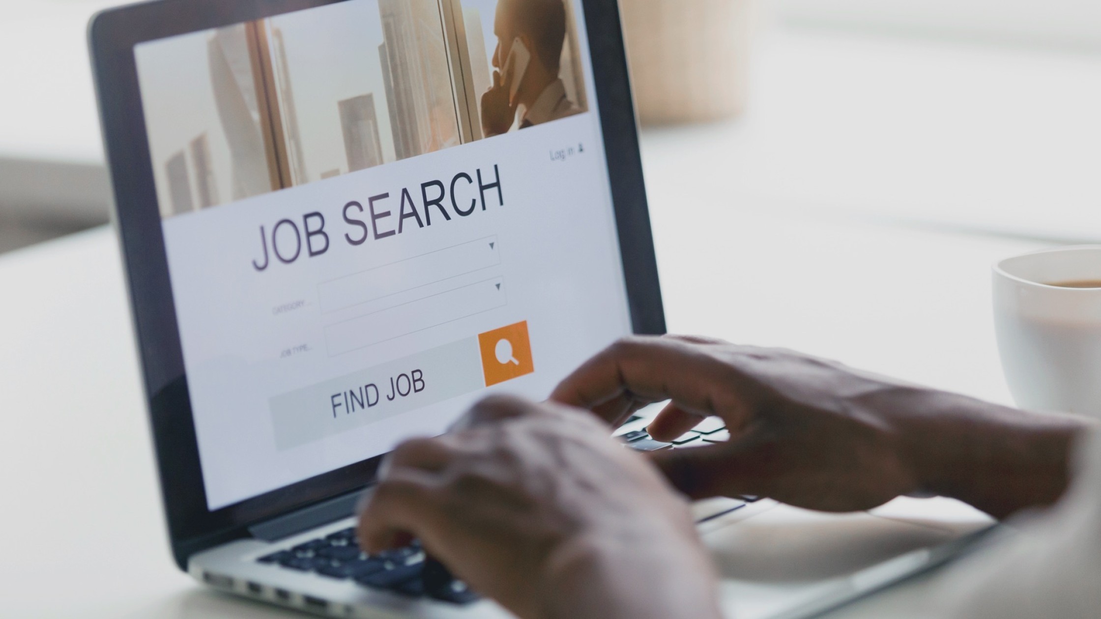 Jemand sucht am PC nach Job Angeboten