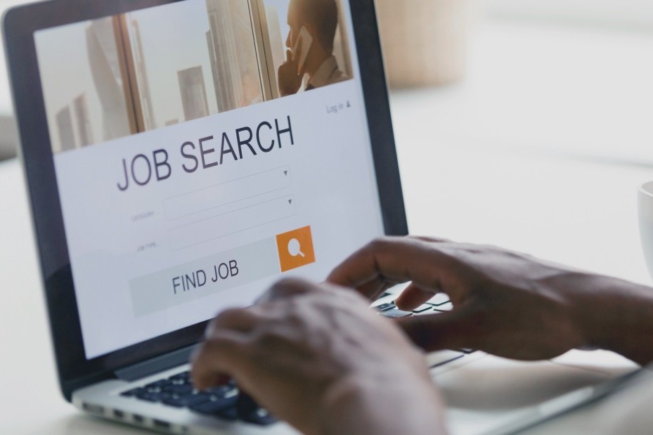 Jemand sucht am PC nach Job Angeboten