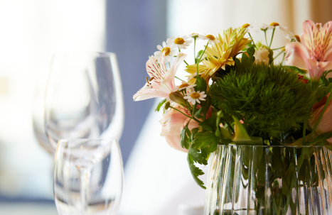 Nahaufnahme frischer Blumenstrauß im Parkrestaurant