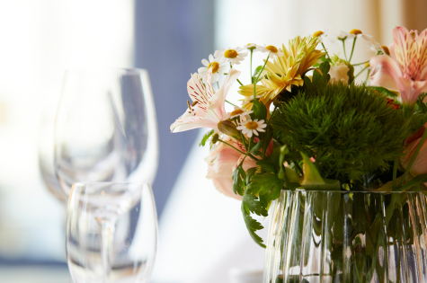 Nahaufnahme frischer Blumenstrauß im Parkrestaurant