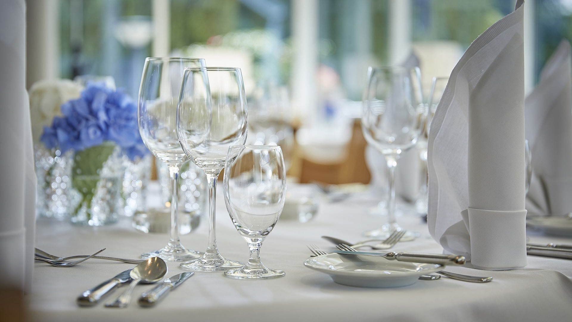 Nahaufnahme eines gedeckten Tisches im Salon Palmengarten