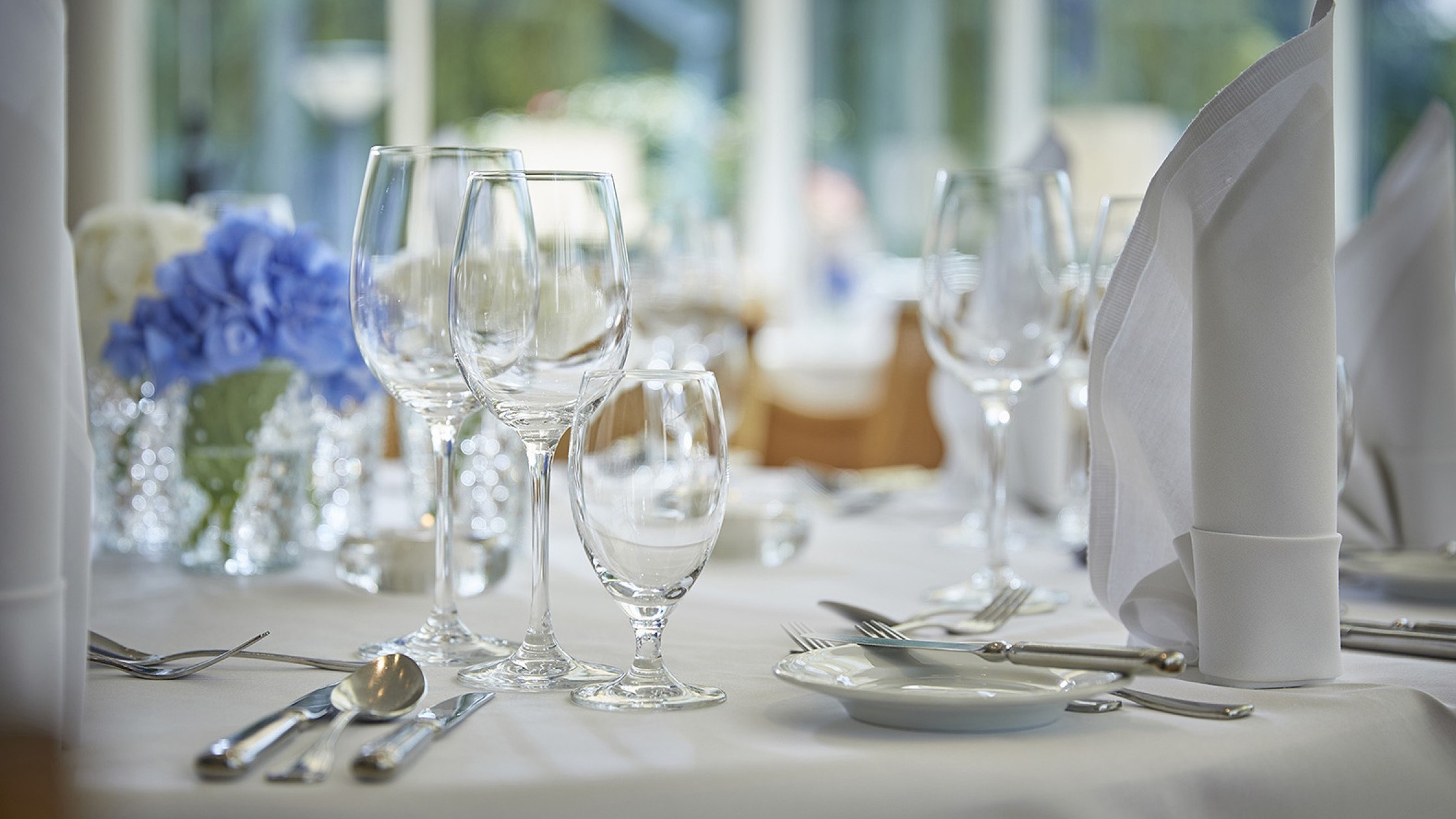 Nahaufnahme eines gedeckten Tisches im Salon Palmengarten