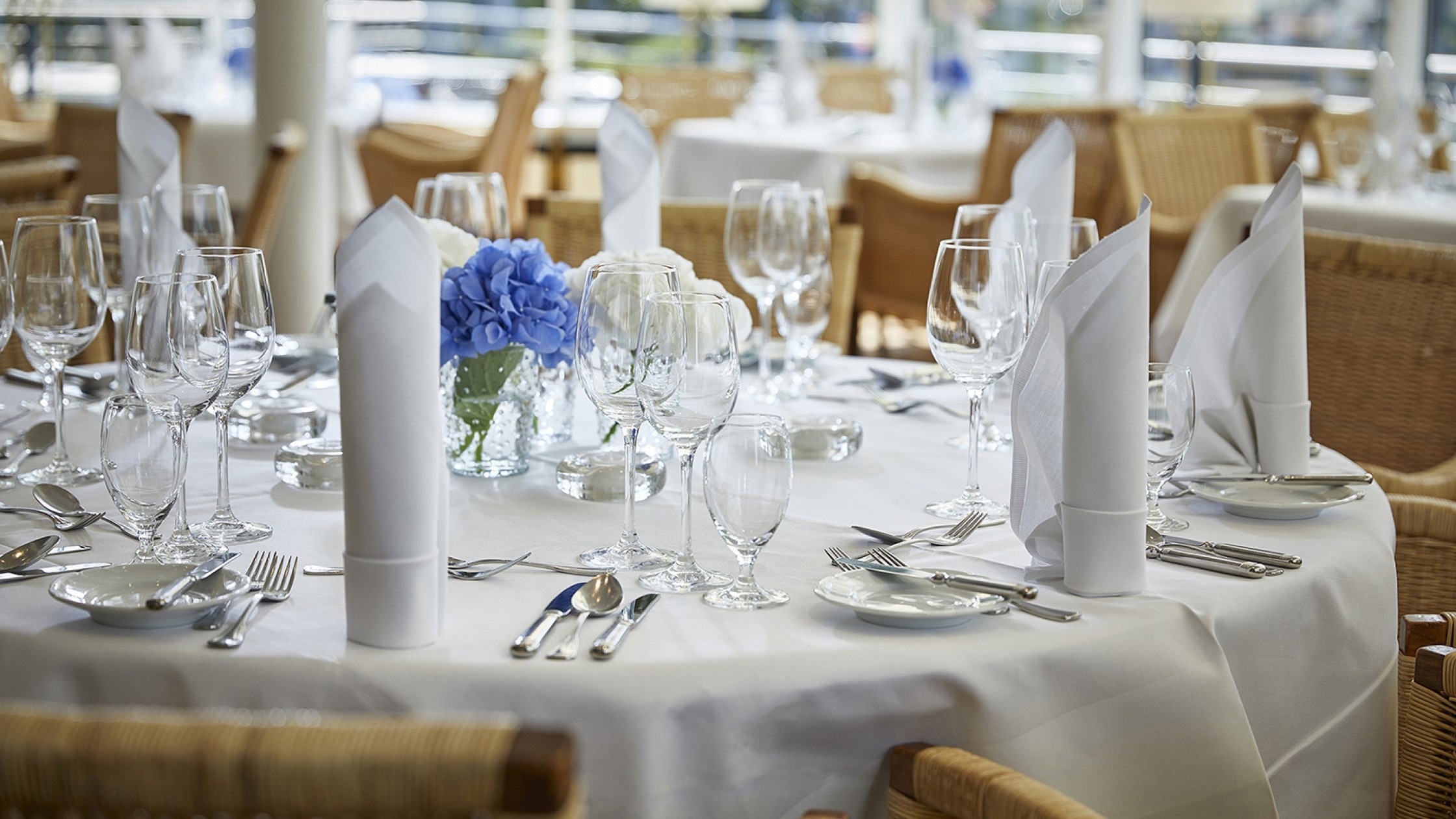 Ein gedeckter runder Tisch im Salon Palmengarten