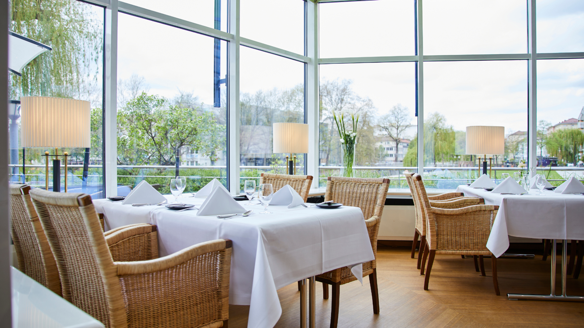 Parkhotel Pforzheim Restaurant Raum Palmengarten Tisch am Fenster mit Rattan Möbeln