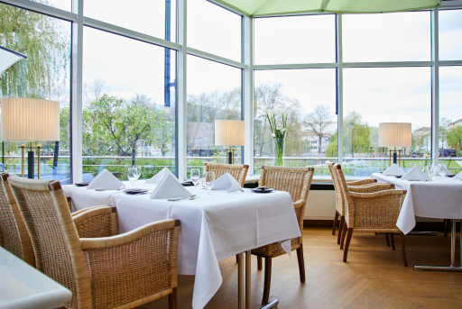 Parkhotel Pforzheim Restaurant Raum Palmengarten Tisch am Fenster mit Rattan Möbeln
