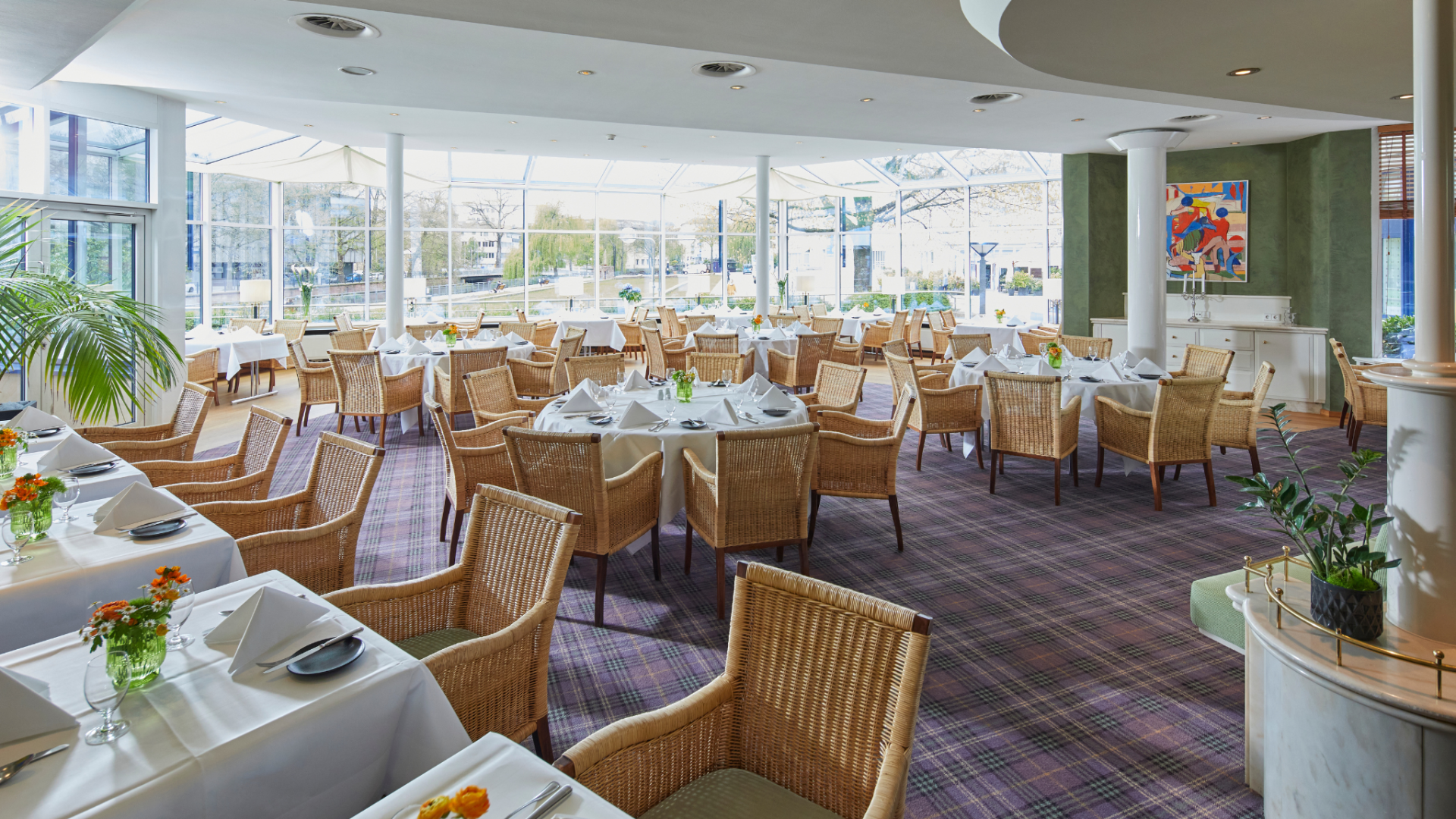 Parkhotel Pforzheim Restaurant Raum mit Rattan Möbeln