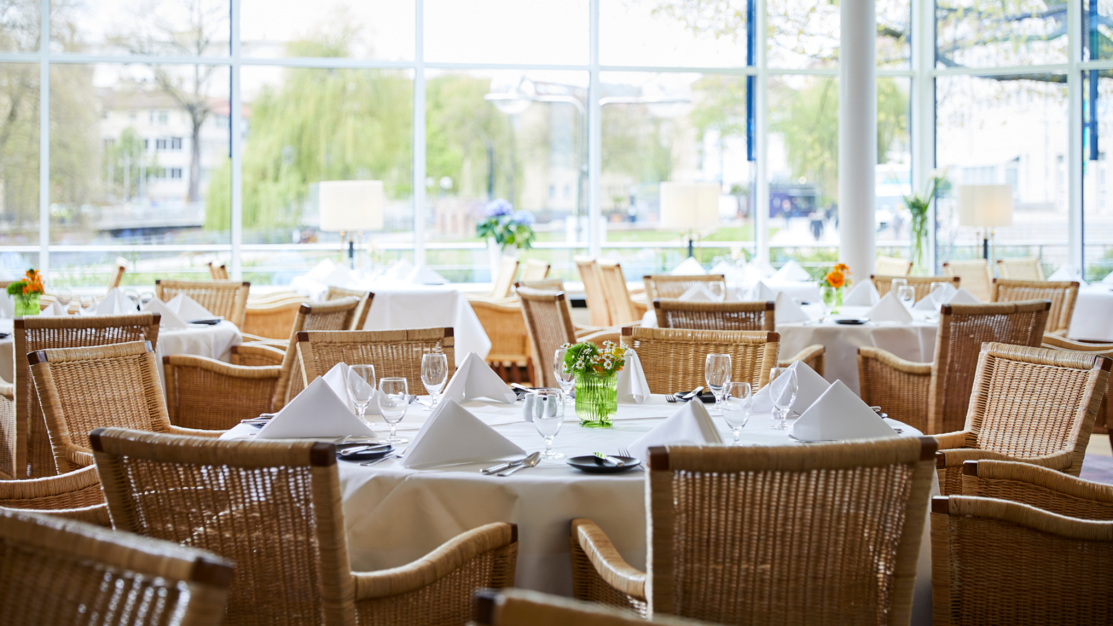 Parkhotel Pforzheim Restaurant Raum Palmengarten ein runder Tisch in der Mitte anderer Tische