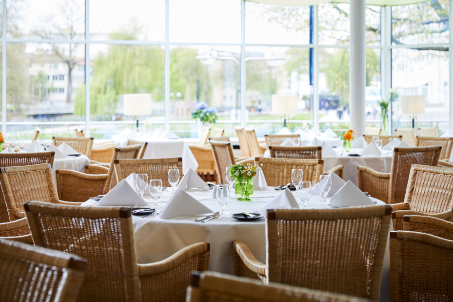 Parkhotel Pforzheim Restaurant Raum Palmengarten ein runder Tisch in der Mitte anderer Tische