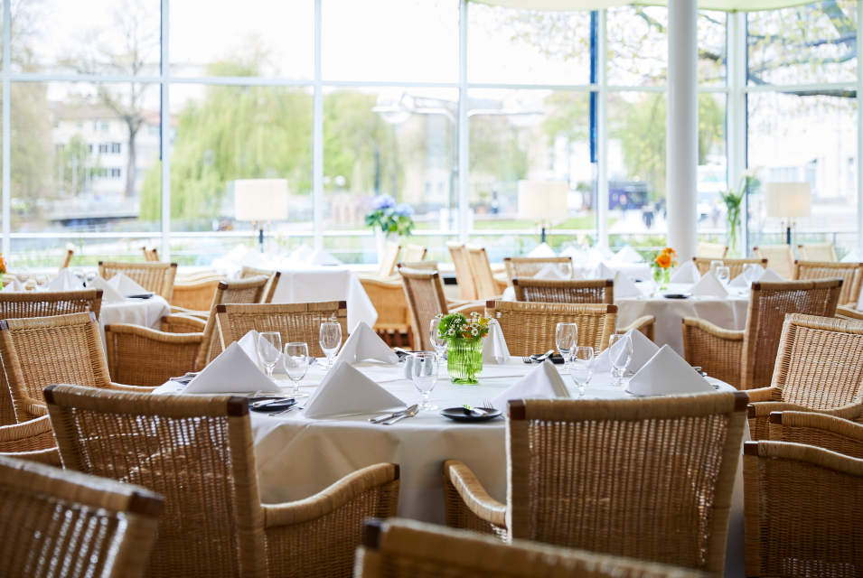 Parkhotel Pforzheim Restaurant Raum Palmengarten ein runder Tisch in der Mitte anderer Tische