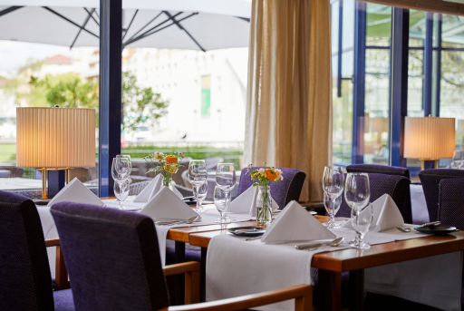 Einzelner Tisch im Parkrestaurant mit blauem Stuhlpolster