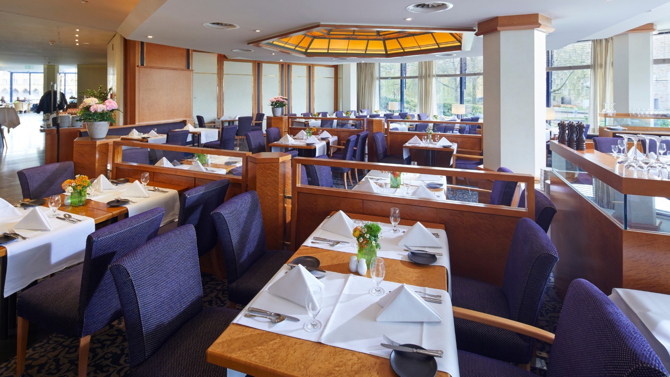 Überblick über das Parkrestaurant mit blauen Stuhlpolstern