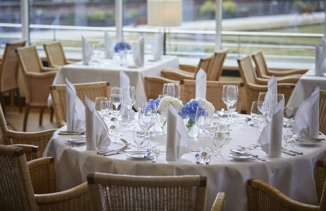 Ein gedeckter Tisch im Salon Palmengarten