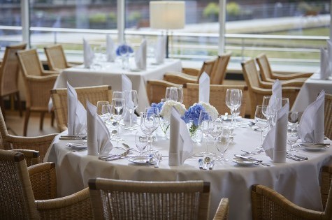 Ein gedeckter Tisch im Salon Palmengarten