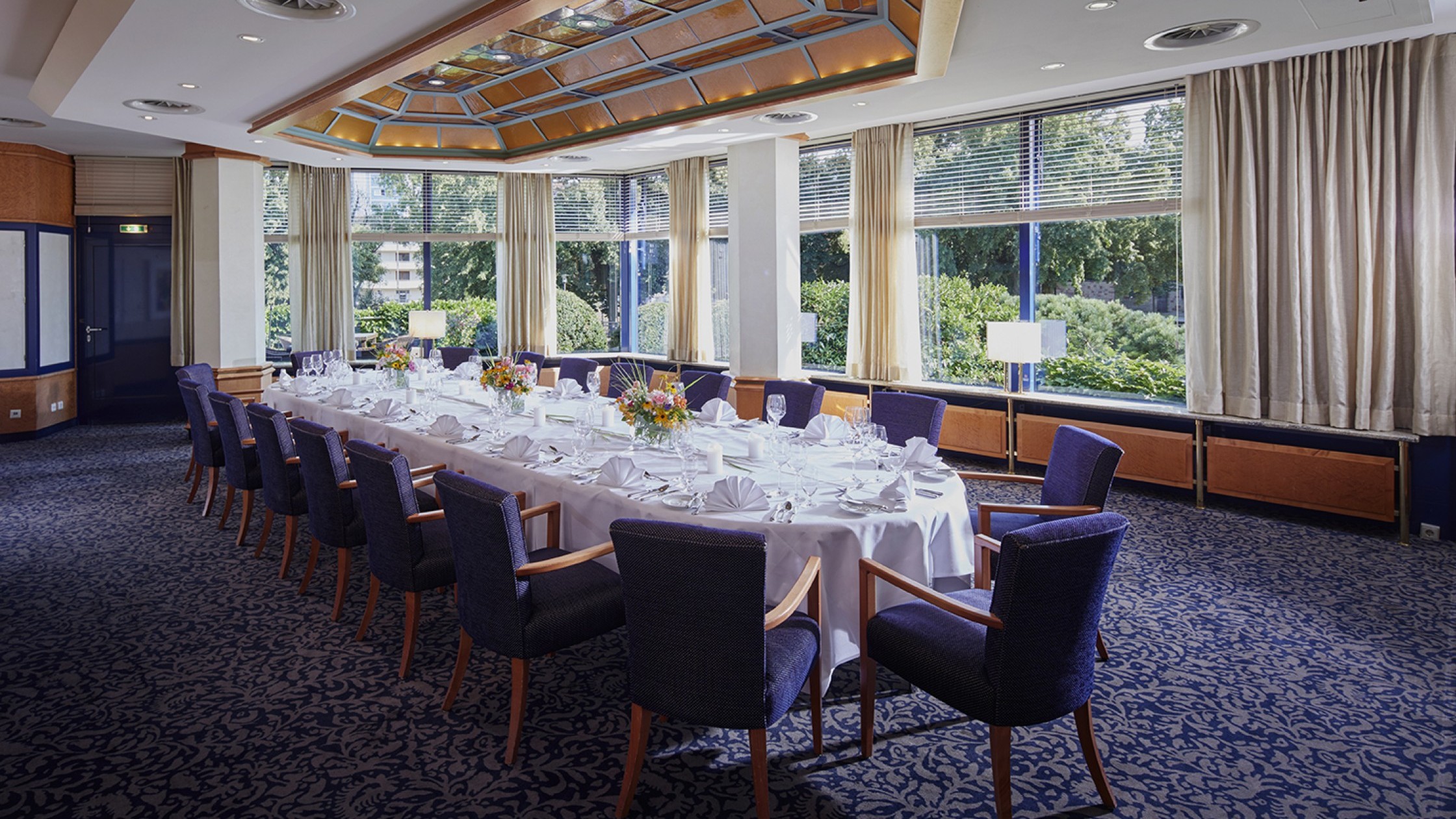 Bankettraum Salon Vincenza mit einer gedeckten Tafel