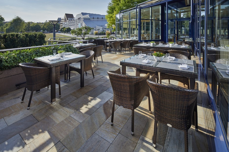 Parkrestaurant Terrasse mit Tischen und Stühlen