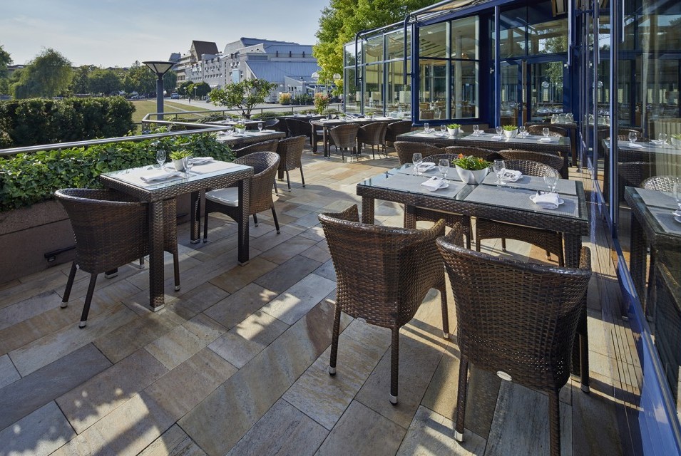 Parkrestaurant Terrasse mit Tischen und Stühlen
