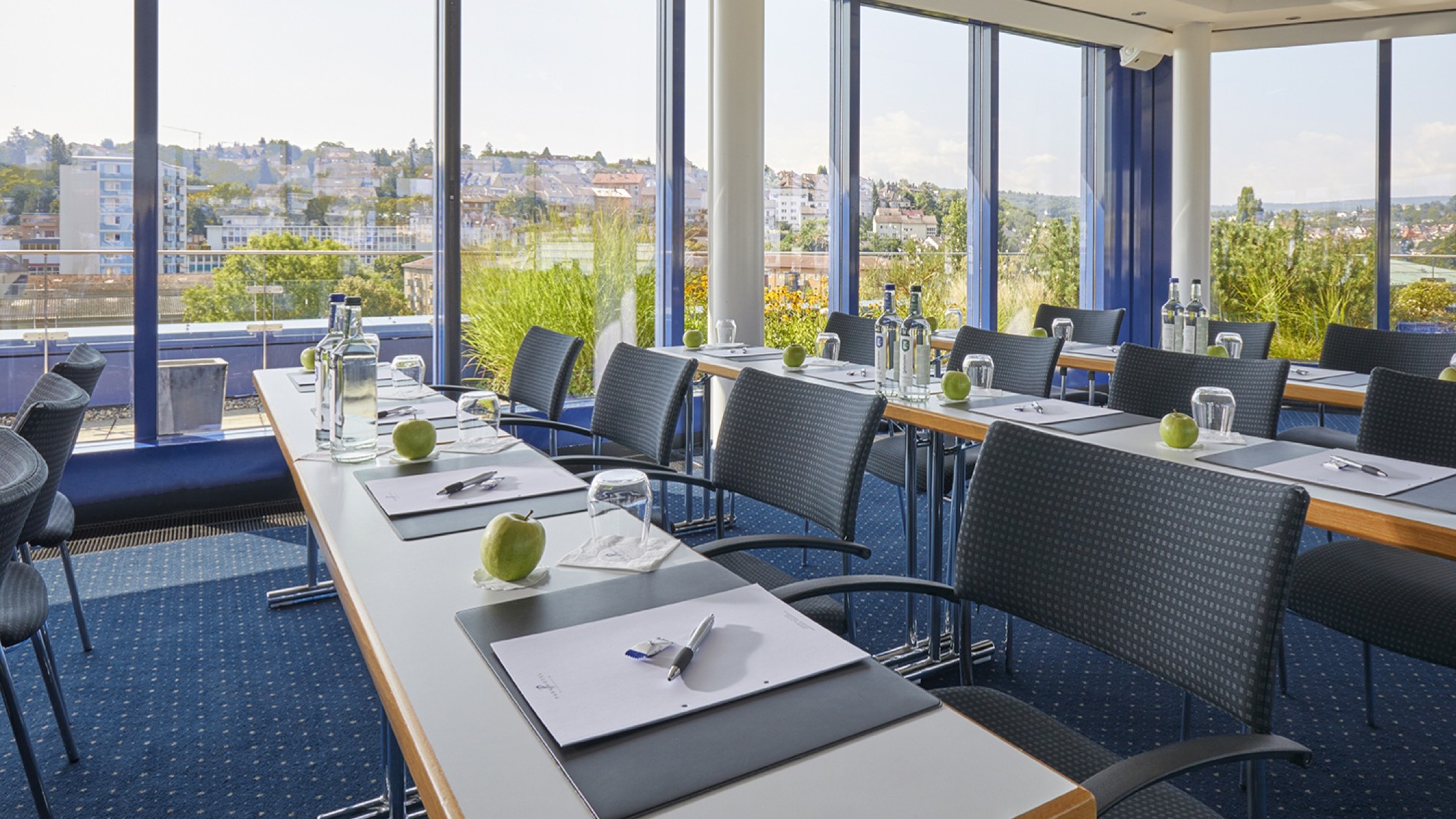 Tagungsraum Dachgarten mit Schreibmaterial auf den Tischen