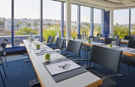 Tagungsraum Dachgarten mit Schreibmaterial auf den Tischen