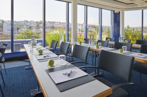 Tagungsraum Dachgarten mit Schreibmaterial auf den Tischen