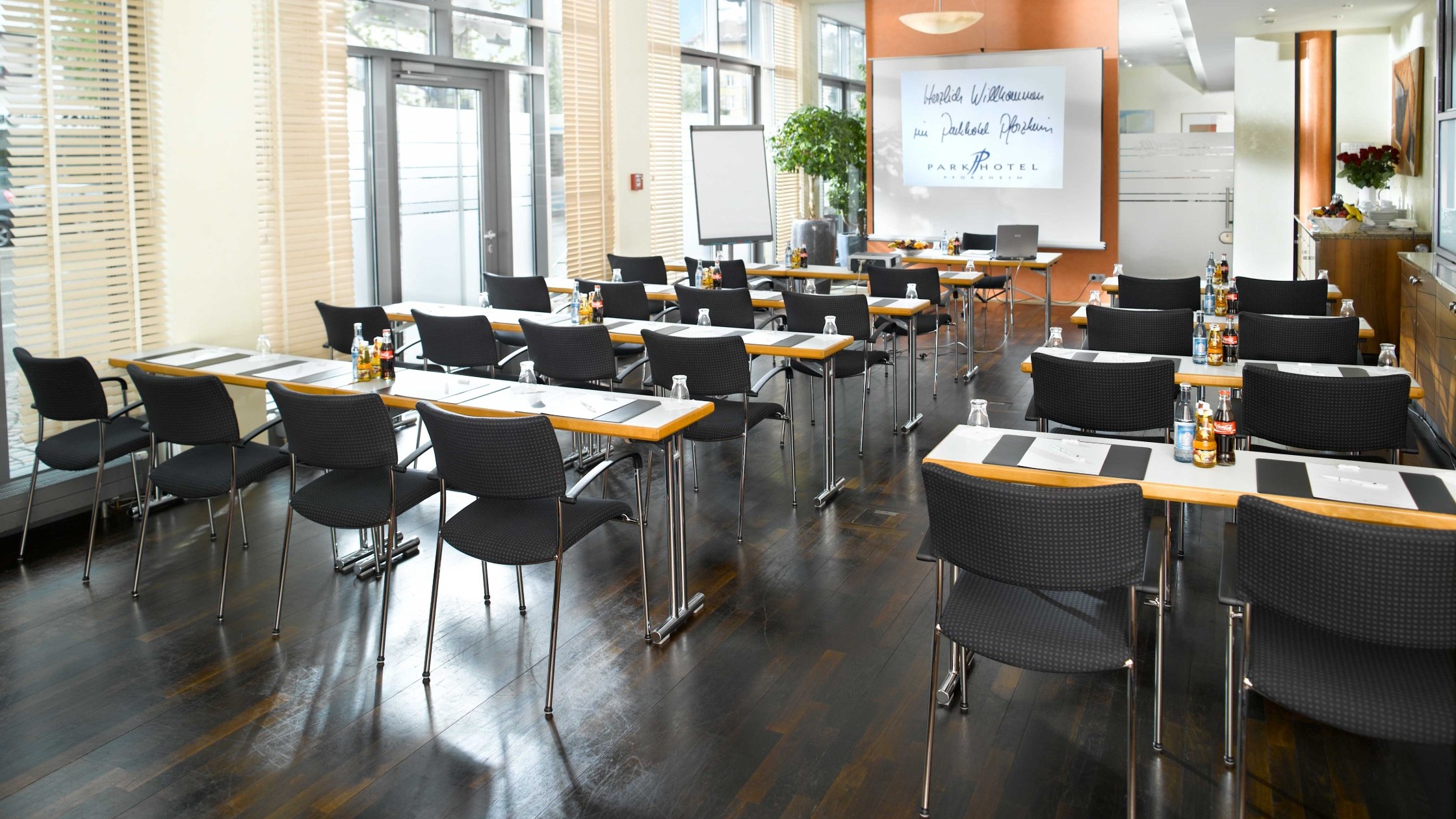 Tagungsraum mit großer Leinwand