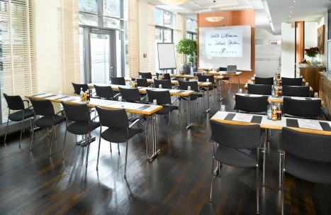 Tagungsraum mit großer Leinwand