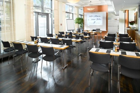 Tagungsraum mit großer Leinwand