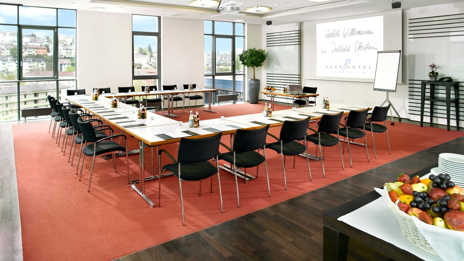 Tagungsraum mit großer Fensterfront