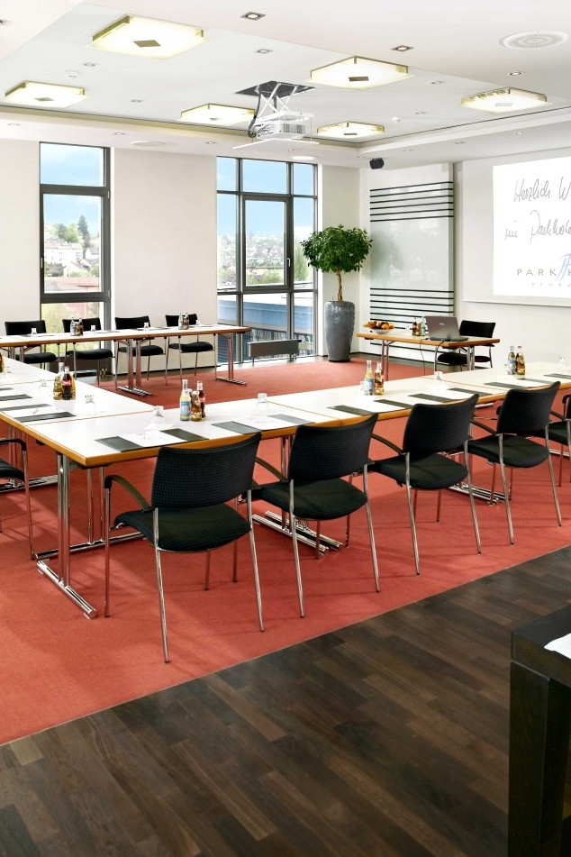 Tagungsraum mit großer Fensterfront