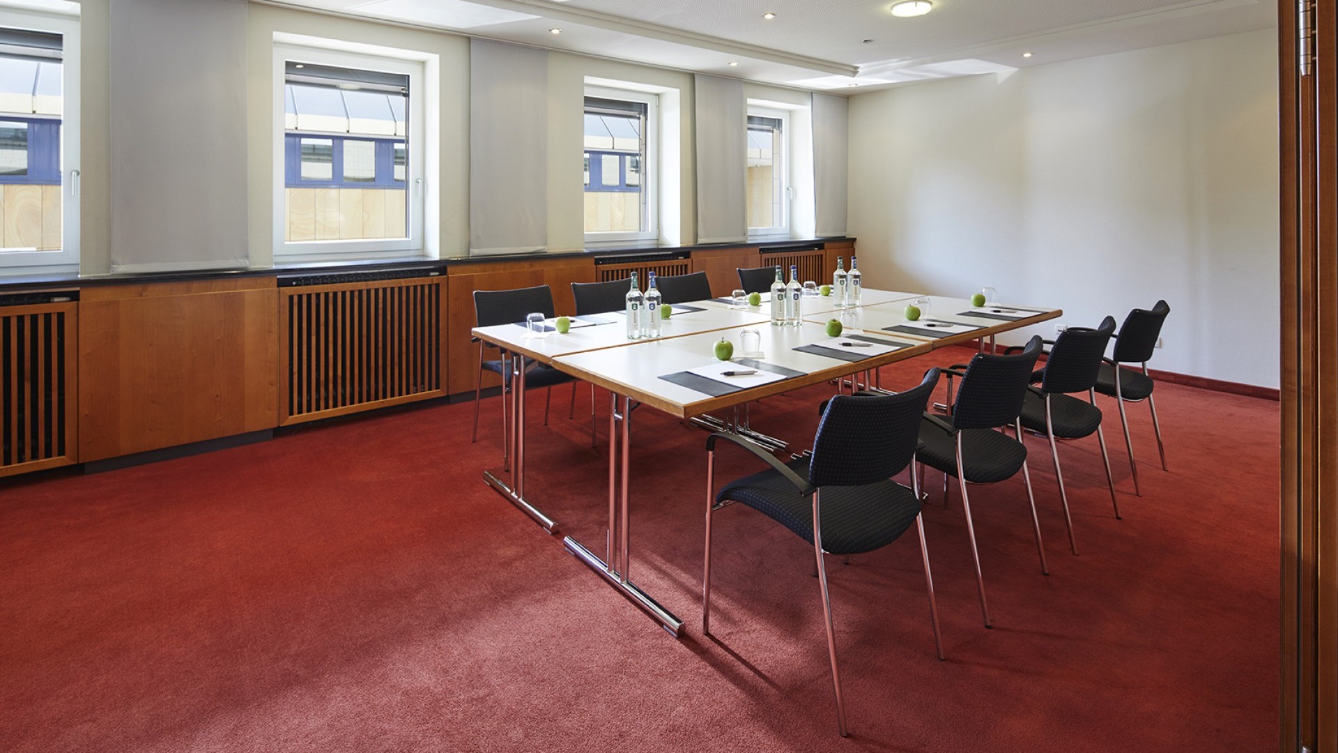 Tagungsraum Frohsinn mit einem Tischblock und Stühlen