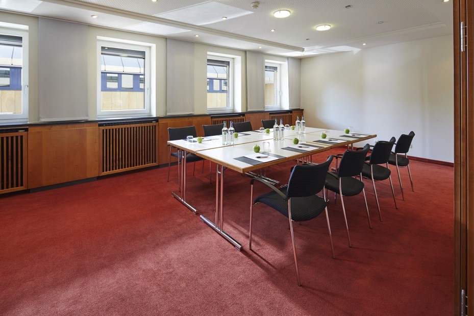 Tagungsraum Frohsinn mit einem Tischblock und Stühlen