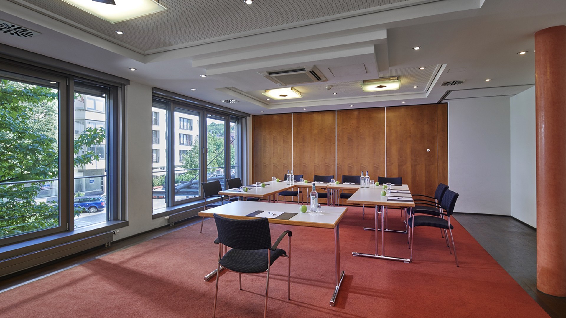 Tagungsraum mit Tischen in U-Form