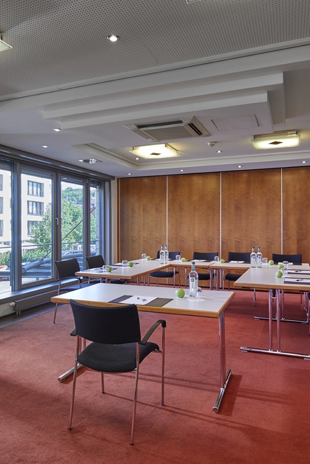 Tagungsraum mit Tischen in U-Form