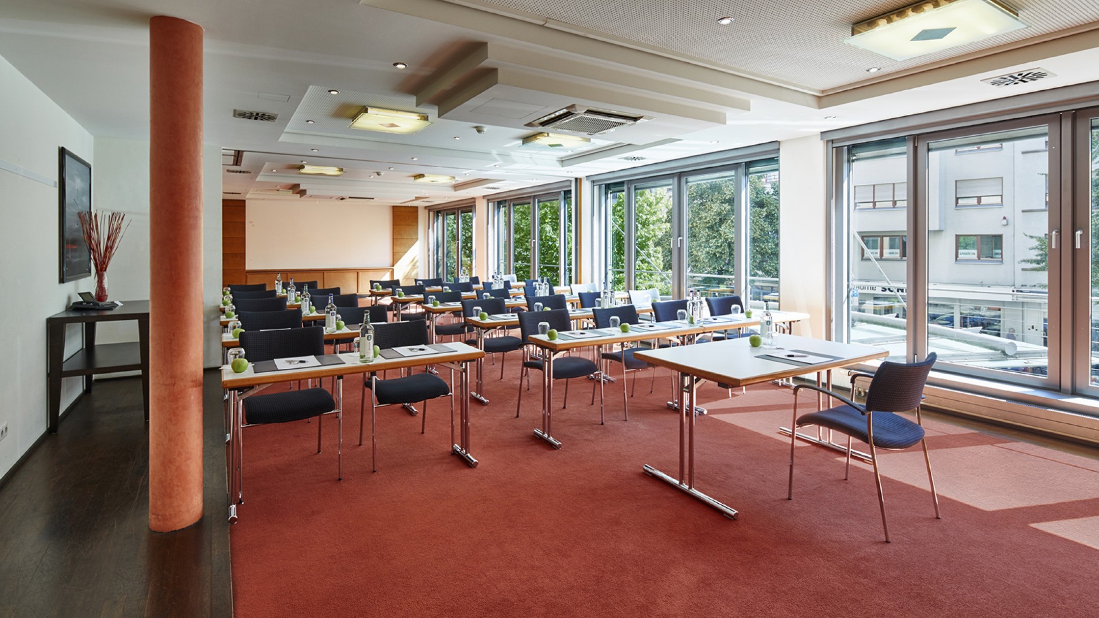 Tagungsraum mit Tischreihen