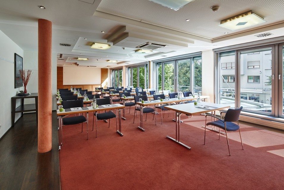 Tagungsraum mit Tischreihen
