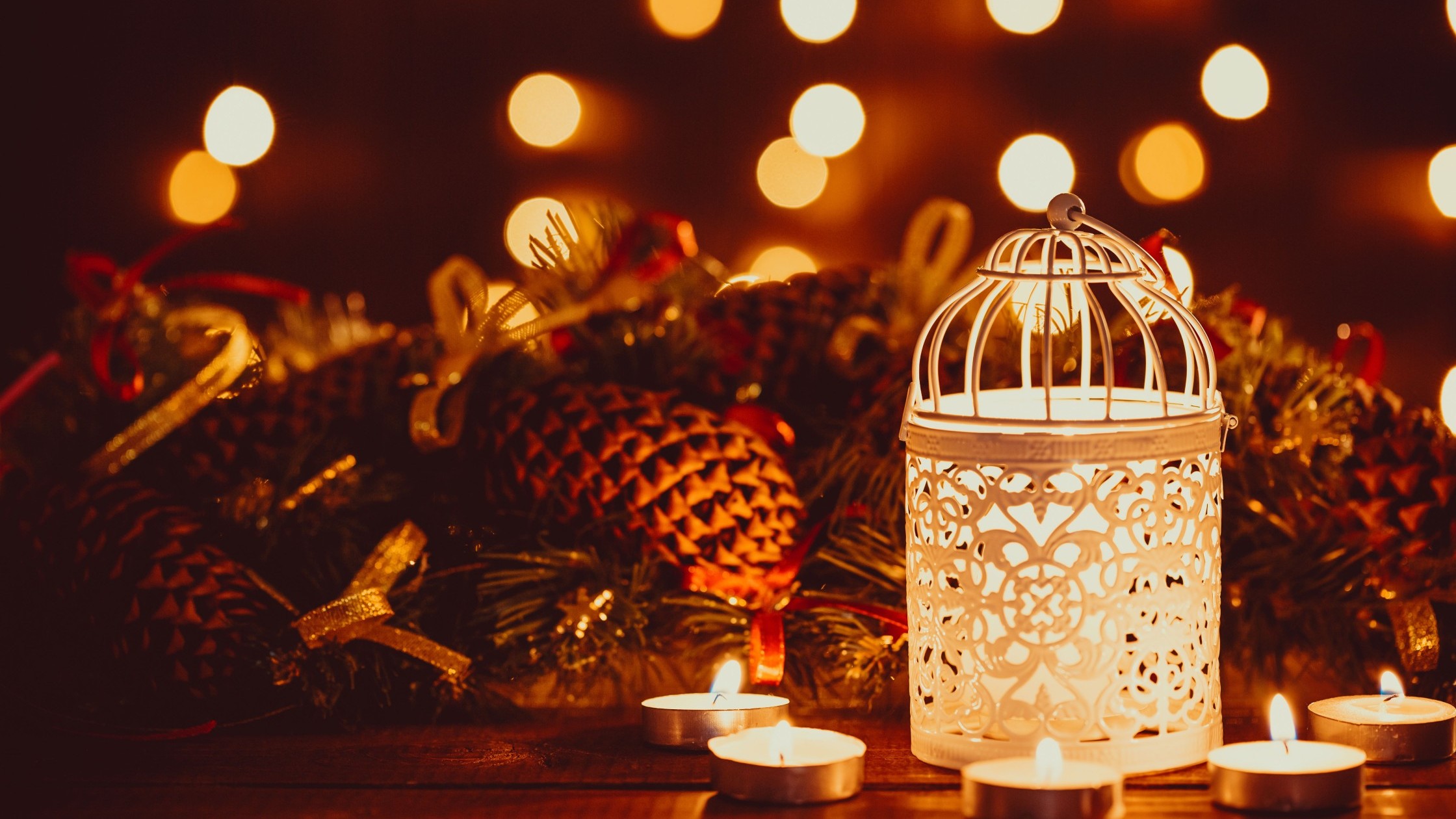 Adventslichter brennen neben schöner Weihnachtsdeko
