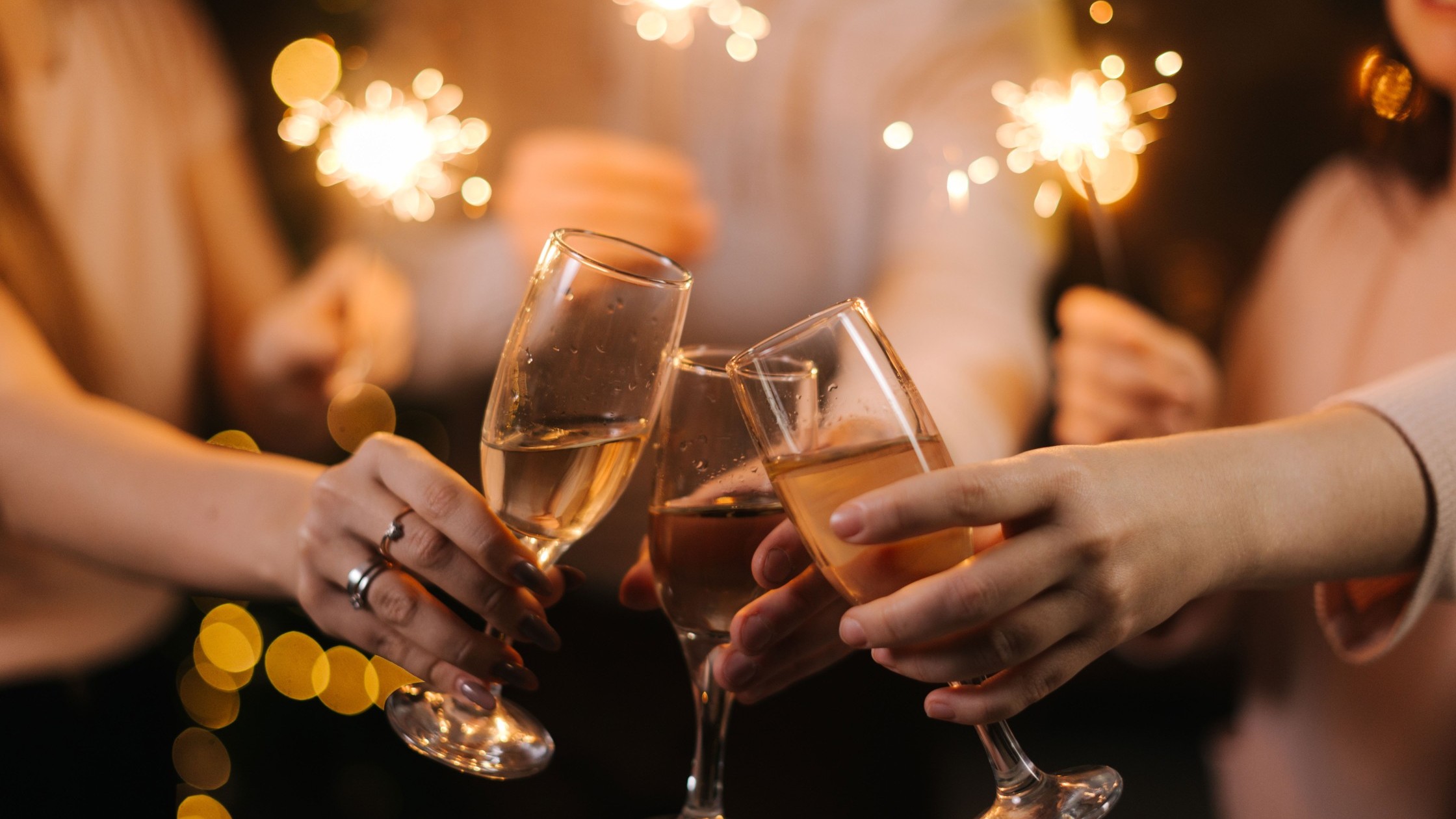 Zur Silvetser Feier wird mit Sekt angestoßen