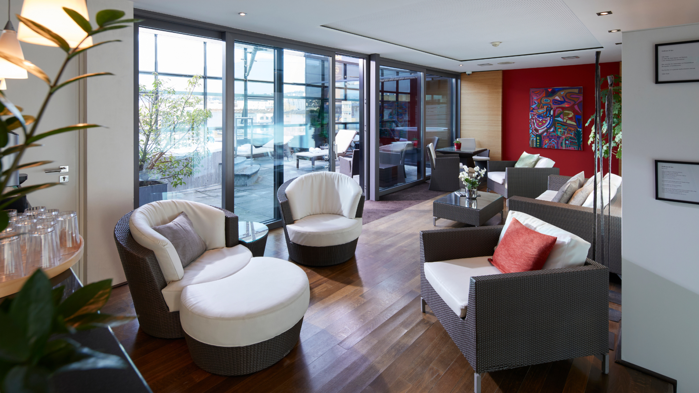 Innenbereich des Wellness mit gemütlichen Sitzgelegenheiten und Blick auf die Terrasse
