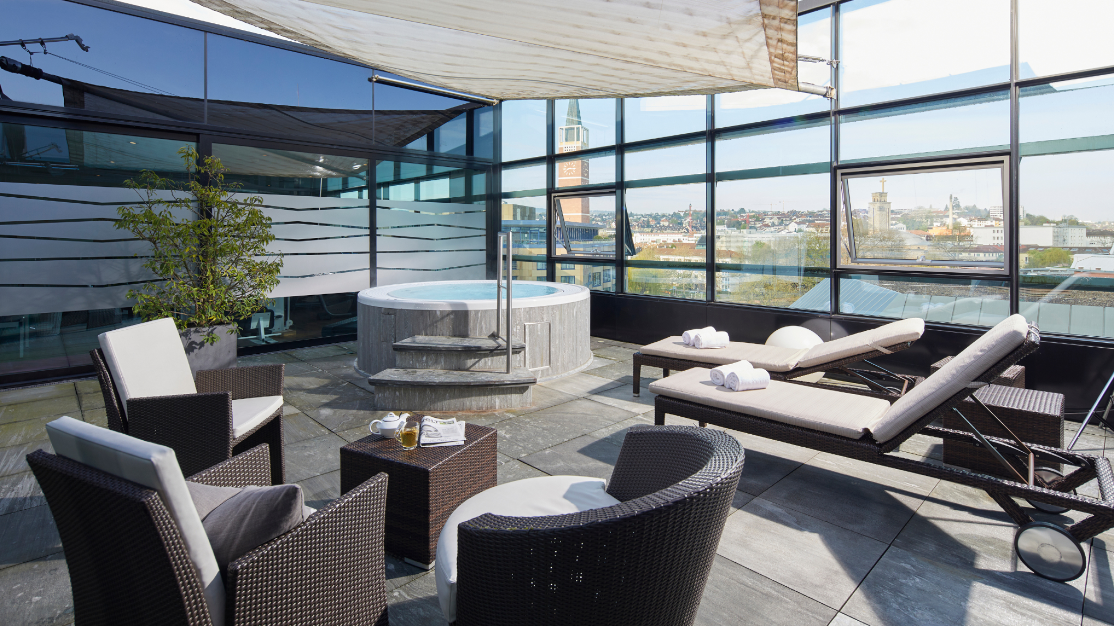 Wellness Terrasse mit Liegestühlen und Whirlpool