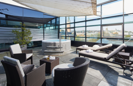 Wellness Terrasse mit Liegestühlen und Whirlpool