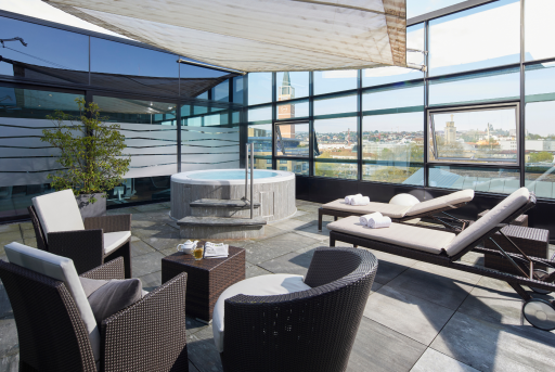Wellness Terrasse mit Liegestühlen und Whirlpool