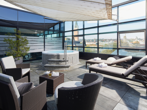 Wellness Terrasse mit Liegestühlen und Whirlpool