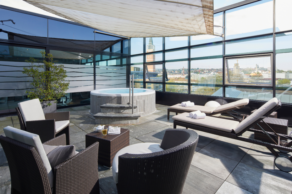 Wellness Terrasse mit Liegestühlen und Whirlpool