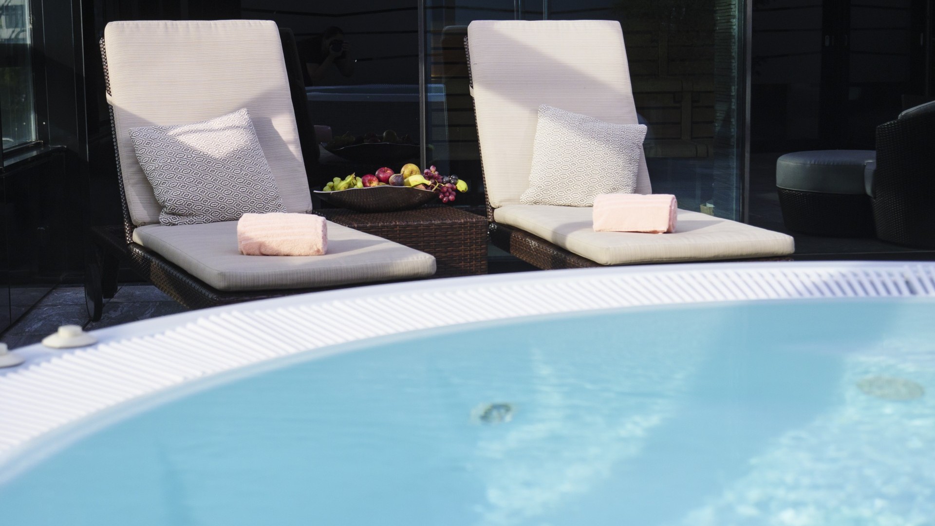 Whirlpool im Wellness Bereich bei Sonnenschein