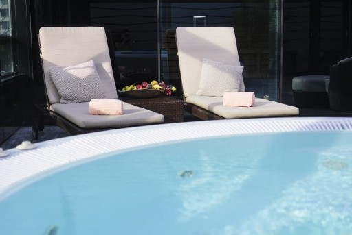 Whirlpool im Wellness Bereich bei Sonnenschein