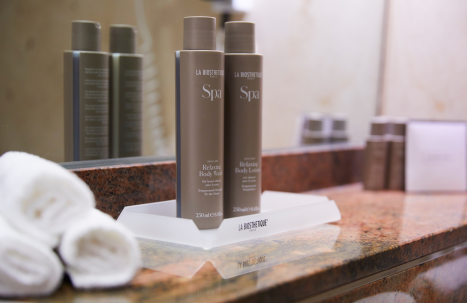 Hotelzimmer Biosthetique Produkte im Badezimmer