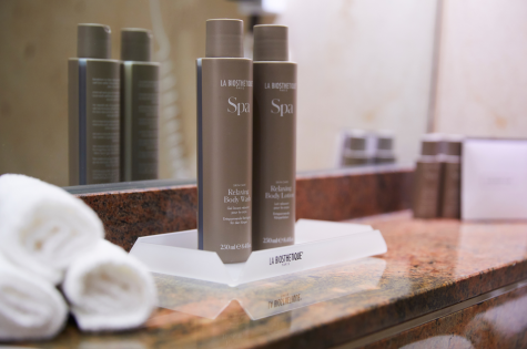 Hotelzimmer Biosthetique Produkte im Badezimmer