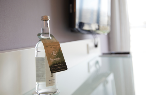 Hotelzimmer mit gratis Wasserflasche